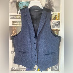 Blue Men’s Madison vest w pockets on front
